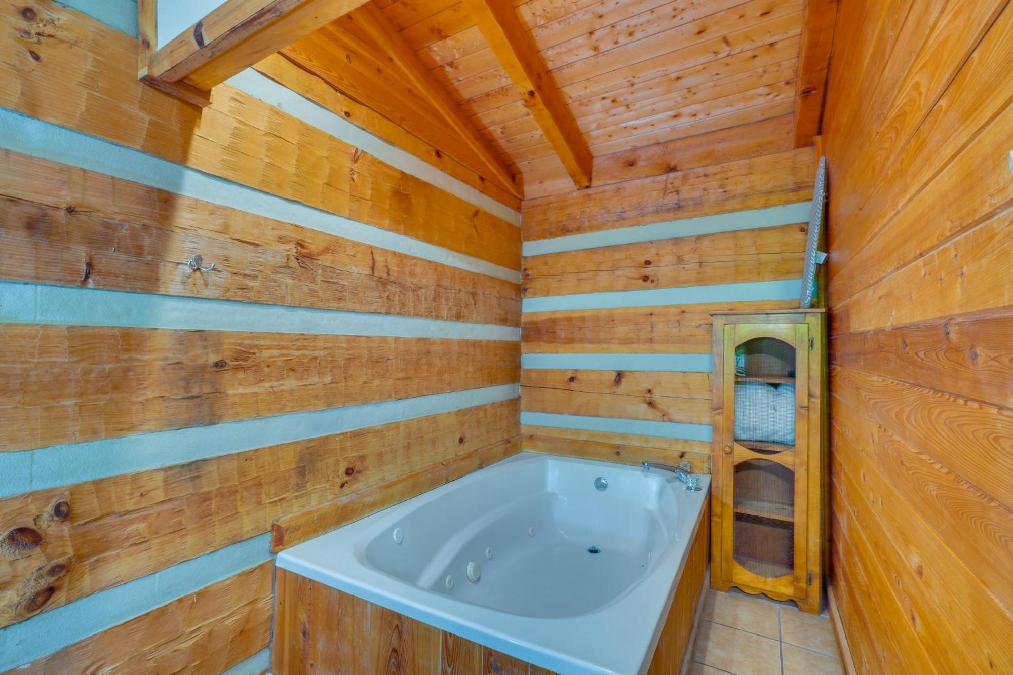 Gatlinburg Cabin With Hot Tub About 6 Mi To Downtown! Экстерьер фото